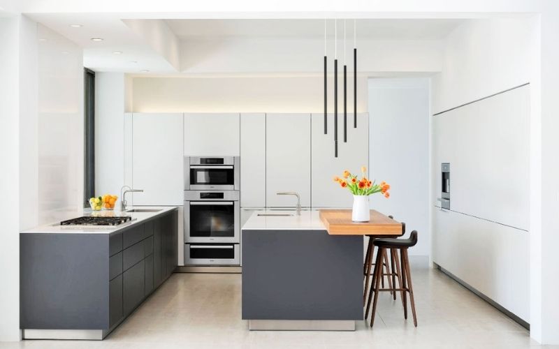 Phòng bếp màu trắng sứ với nội thất hiện đại, nhấn điểm đèn thả Phòng bếp màu trắng sứ với nội thất hiện đại, nhấn điểm đèn thả