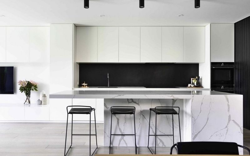 Phòng bếp màu trắng sứ, bố trí bàn bếp vân đá sang trọng Phòng bếp màu trắng sứ, bố trí bàn bếp vân đá sang trọng