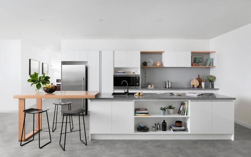 Phòng bếp màu trắng sứ kết hợp hệ thống đèn led âm trần hiện đại Phòng bếp màu trắng sứ kết hợp hệ thống đèn led âm trần hiện đại