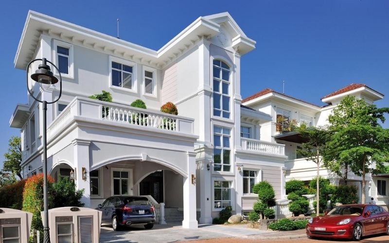 Biệt thự màu trắng sứ với các đường nét chạm khắc tinh tế Biệt thự màu trắng sứ với các đường nét chạm khắc tinh tế