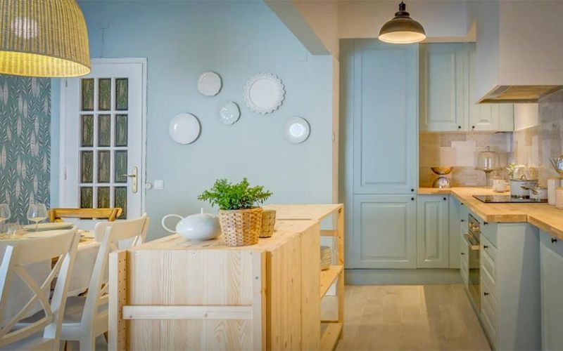 Màu nâu nhạt của nội thất gỗ hài hòa với màu sơn xanh da trời của phòng bếp Màu nâu nhạt của nội thất gỗ hài hòa với màu sơn xanh da trời của phòng bếp
