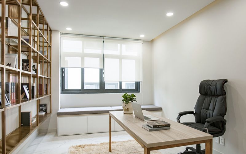 Mẫu phòng làm việc màu trắng kem sữa gần cửa sổ Mẫu phòng làm việc màu trắng kem sữa gần cửa sổ