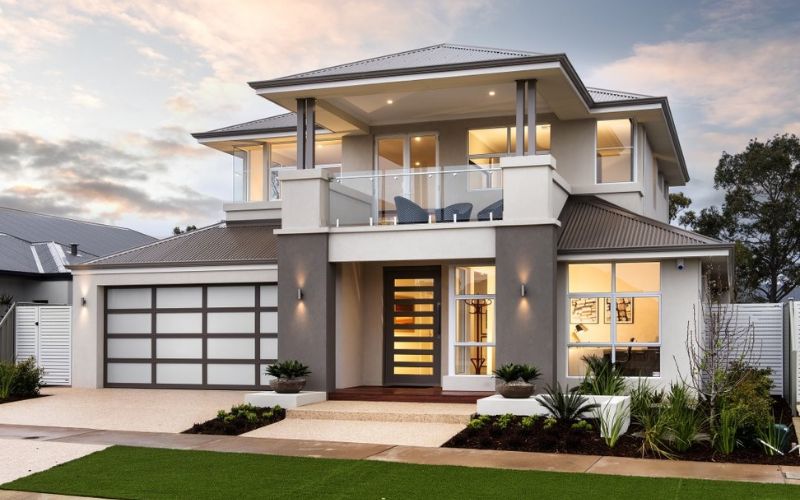 Mặt tiền nhà màu trắng xám nổi bật khi sử dụng đèn vàng