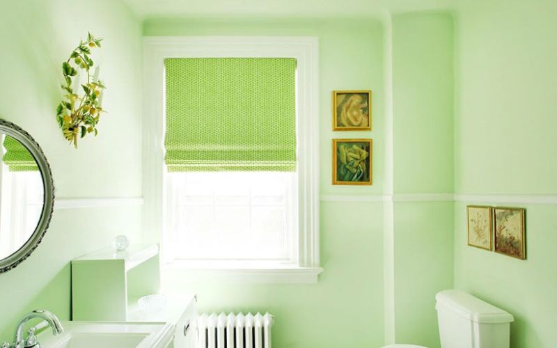 Phòng tắm màu xanh nhạt hài hòa với nội thất màu trắng hợp với người mệnh Hỏa Phòng tắm màu xanh nhạt hài hòa với nội thất màu trắng hợp với người mệnh Hỏa