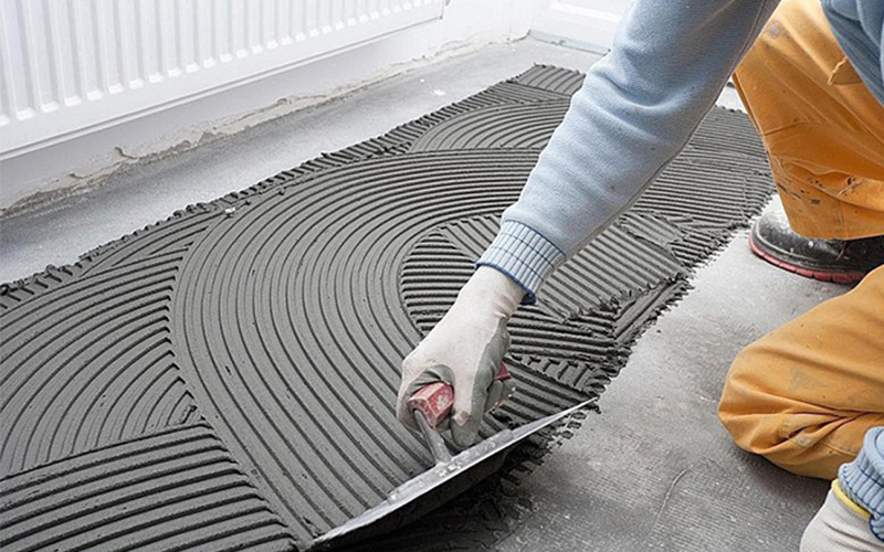 Tạo lớp nền cơ sở là bước đầu tiên trong quy trình ốp lát gạch