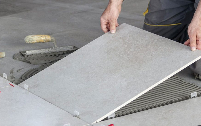 Tiến hành ốp gạch theo thứ tự từ trái sang phải