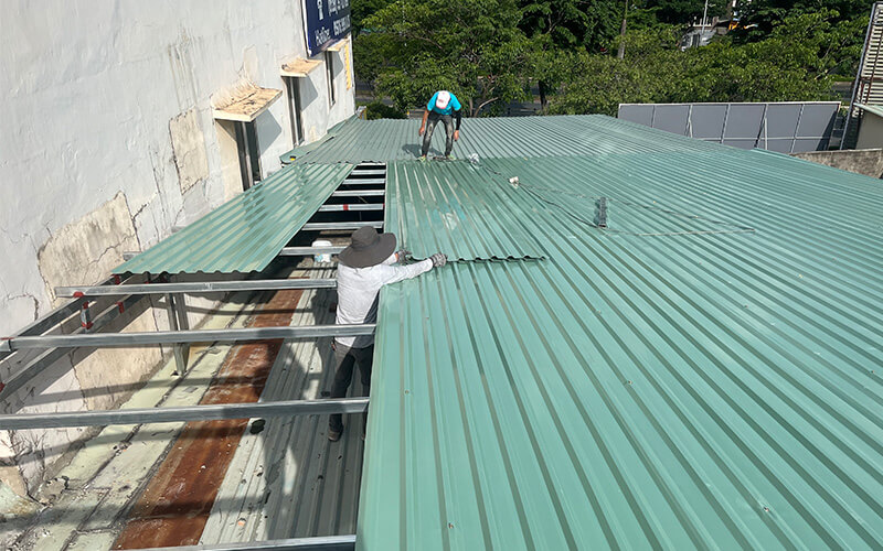 Lắp đặt các tấm lợp mái tôn