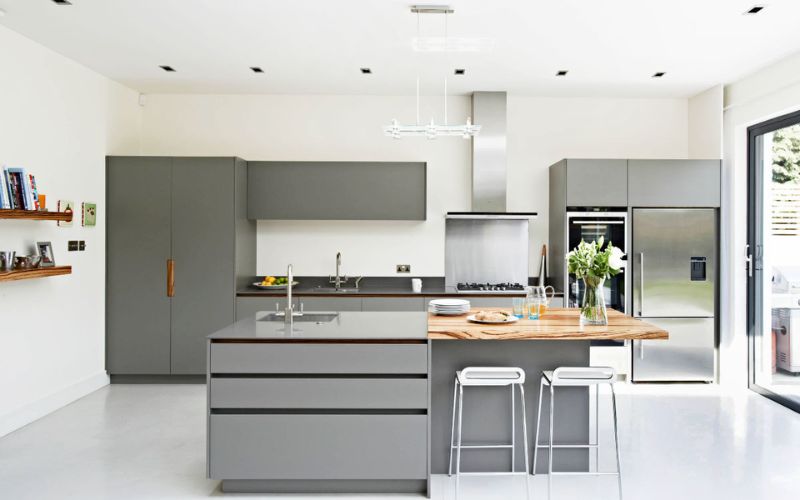 Trong phòng bếp, màu trắng giúp không gian sạch sẽ, tươi mới hơn