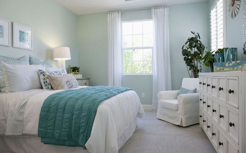 Phòng ngủ xanh ngọc bích tươi sáng kết hợp ánh sáng tự nhiên