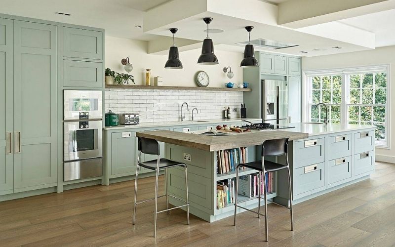 Nhà bếp sơn màu xanh ngọc bích sạch sẽ, tiện nghi