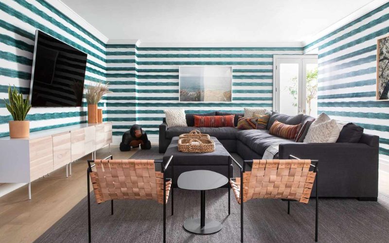 Sơn tường phòng khách kẻ ngang xanh lam mang đến vẻ đẹp mới lạ