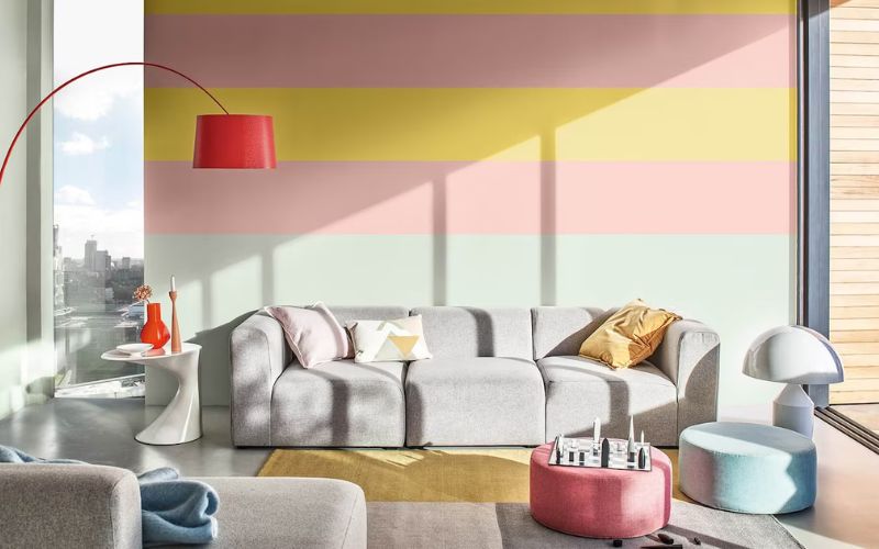 Phòng khách biến tấu cực kỳ cuốn hút với các màu sơn kẻ ngang