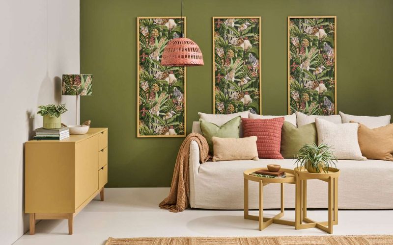 Phòng khách màu xanh rêu phong cách tropical, nhấn điểm tranh treo tường
