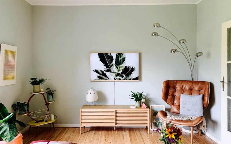 Phòng khách sơn màu xanh rêu phong cách Boho độc đáo