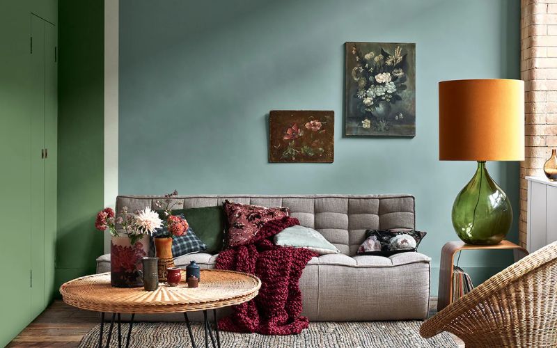 Gam màu rêu giúp tạo nên không gian phòng khách tinh tế, sang trọng