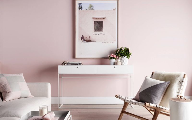 Màu hồng giúp phòng khách trở nên dịu dàng, lãng mạn hơn