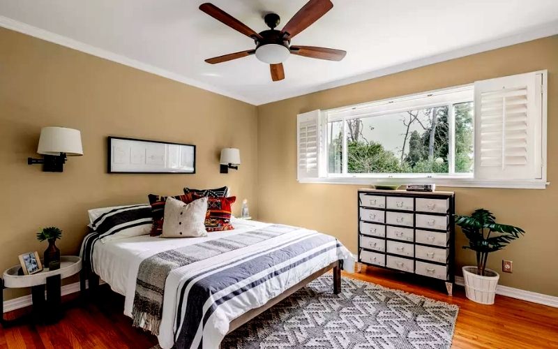 Màu nâu đất mang vẻ gần gũi, gợi cảm giác hoài cổ cho phòng ngủ