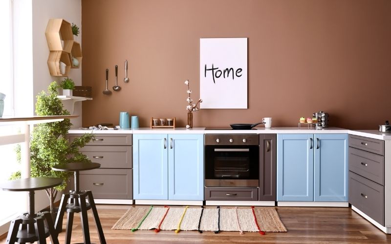 Màu nâu đất là màu nền hoàn hảo làm nổi bật nội thất trong bếp
