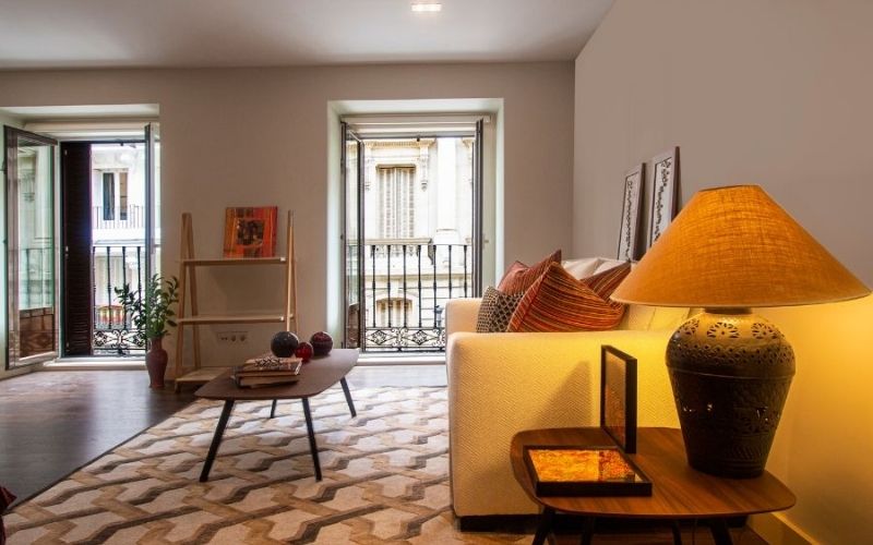 Phòng khách hiện đại nhưng vẫn mộc mạc với gam màu nâu đất