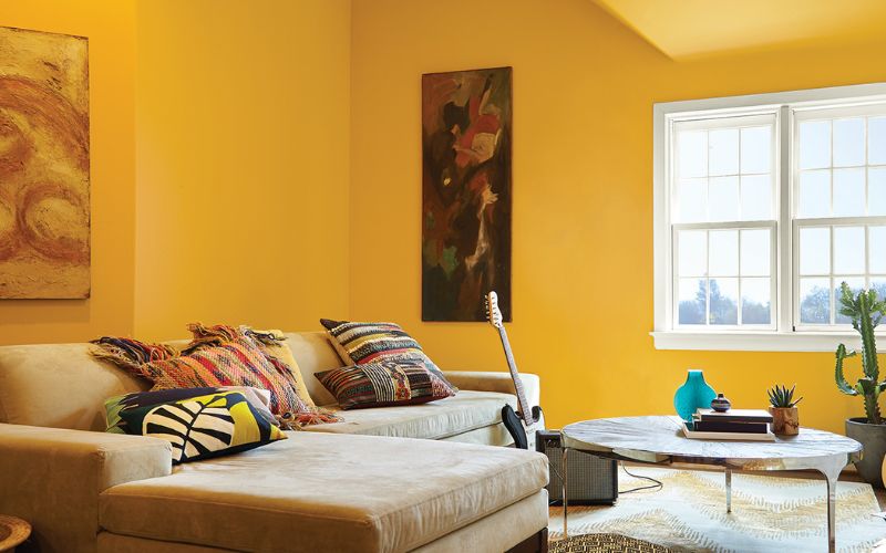 Phòng khách trông sang trọng, tinh tế hơn với gam màu vàng