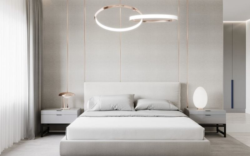 Phòng ngủ màu trắng sứ cùng ánh đèn vàng ấm áp tạo giấc ngủ ngon