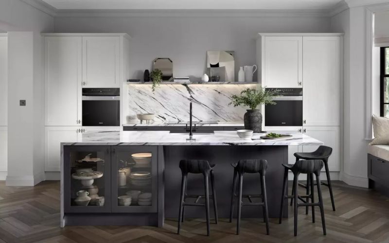 Phòng bếp sơn màu xám tạo cảm giác sạch sẽ, ngăn nắp