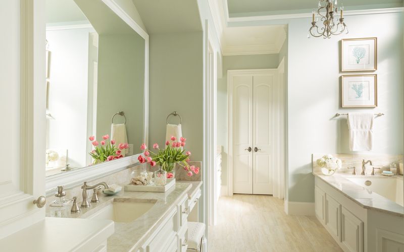 Phòng tắm xanh rêu kết hợp gạch ốp đá tạo cảm giác sang trọng