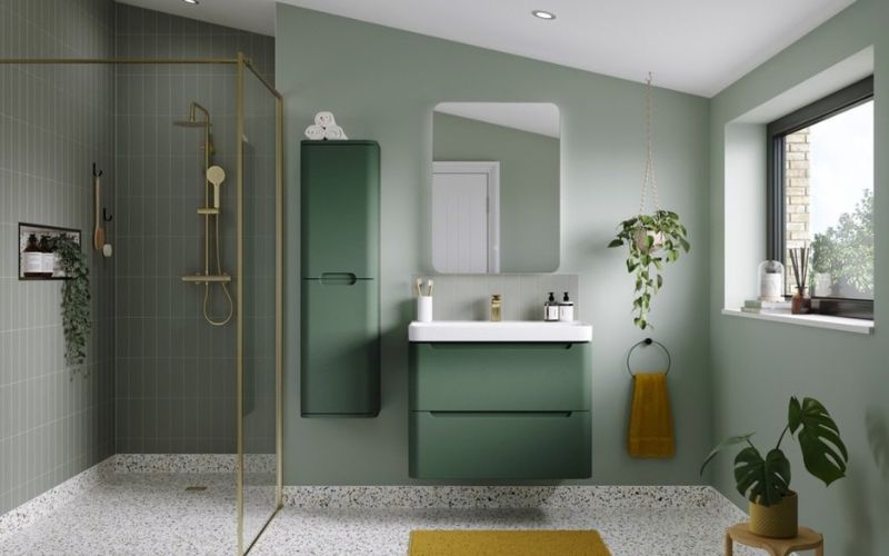 Màu xanh rêu nhạt càng tô điểm cho vẻ đẹp hiện đại của phòng tắm
