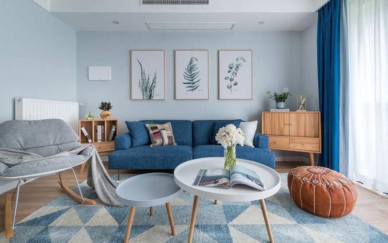 Phòng khách sơn màu xanh dương trở nên trang nhã, tươi sáng hơn