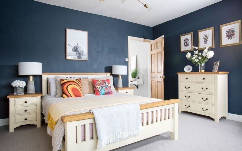 Phòng ngủ sơn màu xanh ghi tạo nên không gian ấm áp, cuốn hút