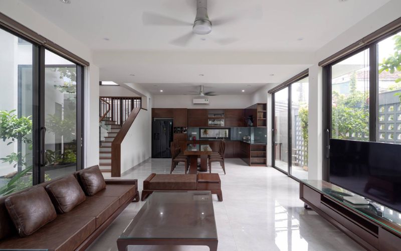 Phòng khách liền bếp sử dụng trần thạch cao được thiết kế mở hoàn toàn