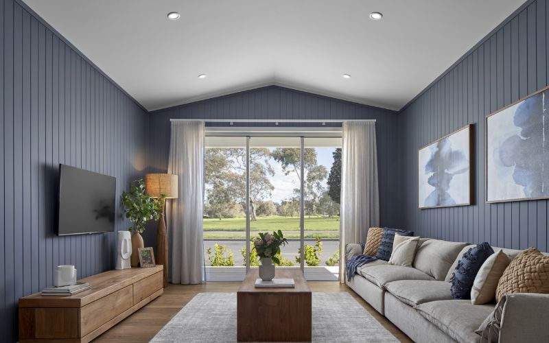 Phòng khách thêm sang trọng, hiện đại với kiểu sơn giả gỗ màu xanh