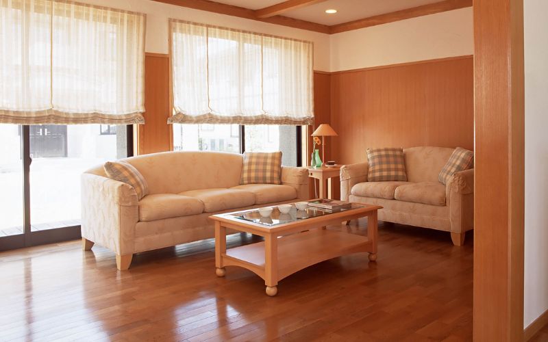 Phòng khách mang vẻ đẹp truyền thống, mộc mạc với kiểu sơn tường giả gỗ