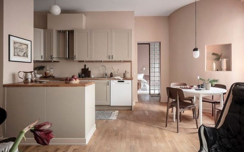 Căn bếp ấm áp, gọn gàng hơn với cách phối màu hồng - xám nhạt