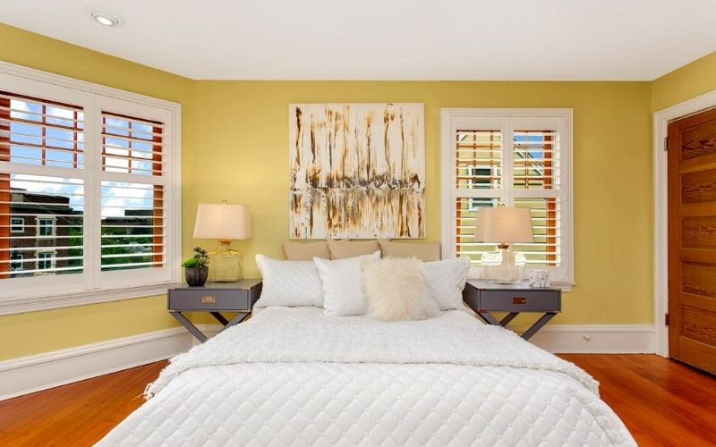 Phòng ngủ màu vàng chanh nhẹ nhàng, điềm tĩnh, tạo cảm giác ấm áp