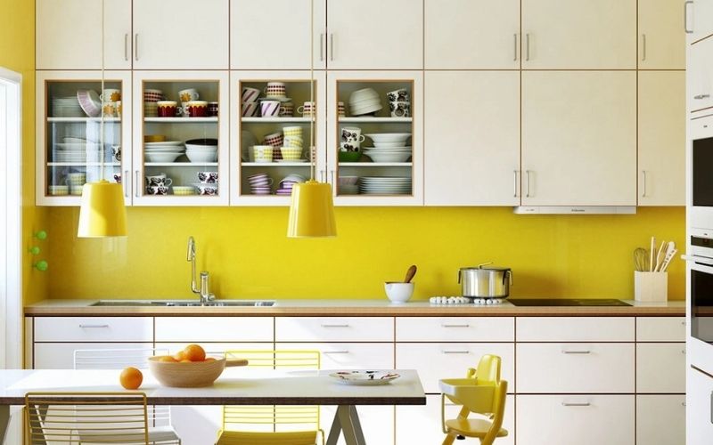 Phòng bếp màu vàng chanh tạo cảm giác dễ chịu, thoáng đãng