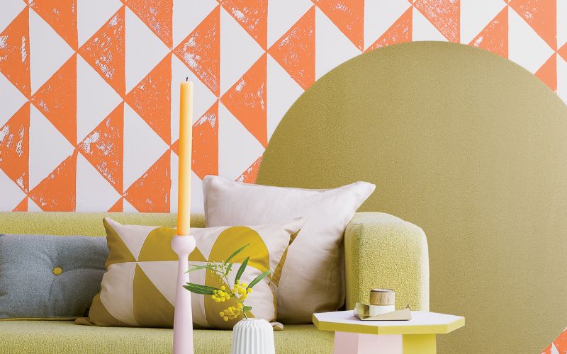 Sơn trang trí tường phòng khách với hình thoi nối liền đầy sáng tạo