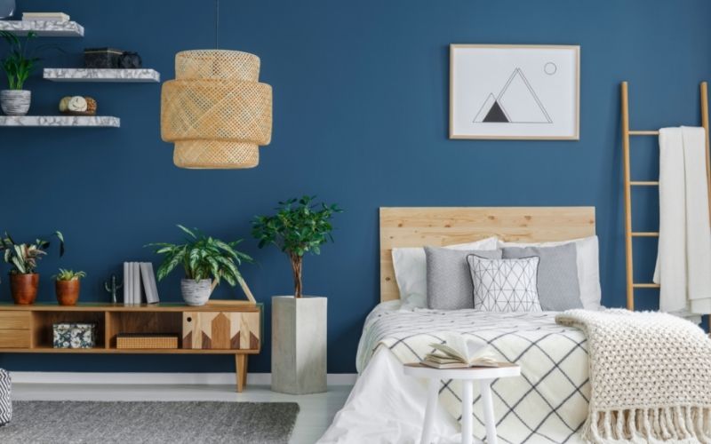 Phòng ngủ xanh nước biển tạo nên không gian nghỉ ngơi thoải mái, dễ chịu