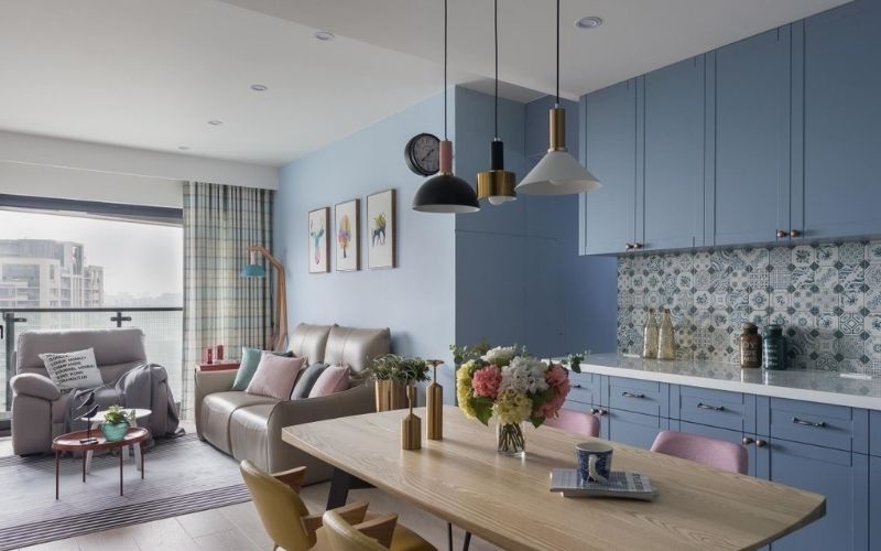 Phòng bếp màu xanh nước biển mang lại cảm giác gần gũi với thiên nhiên