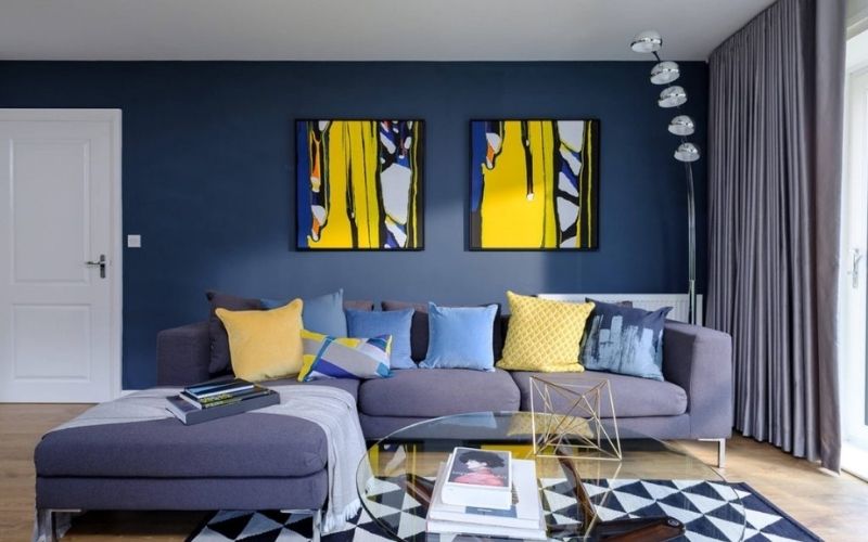 Phòng khách màu xanh dương mang lại sự phóng khoáng, yên bình