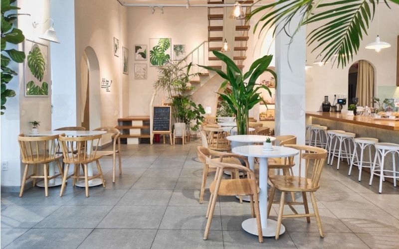 Không gian quán cafe tinh tế, ấn tượng khi bố trí đèn ánh sáng trắng