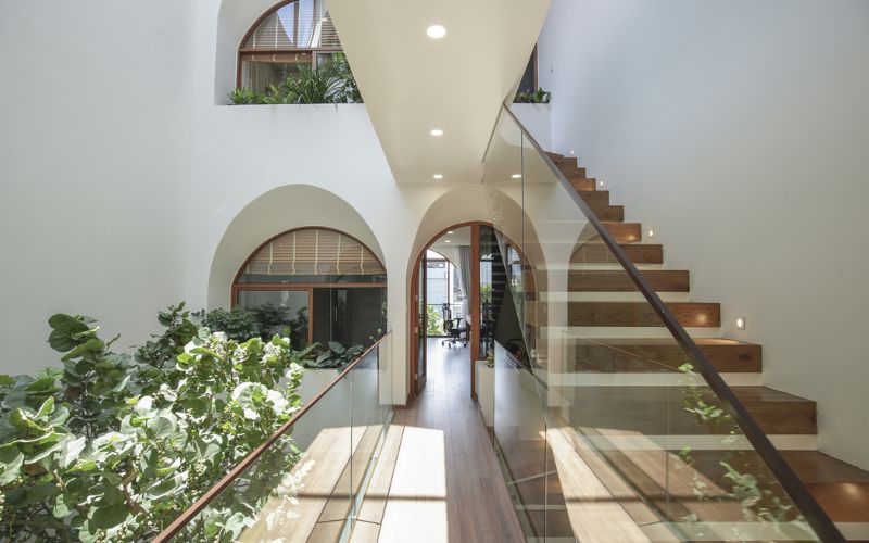 Hành lang được cải tạo rộng rãi, thoáng mát, tận dụng tối đa ánh sáng tự nhiên