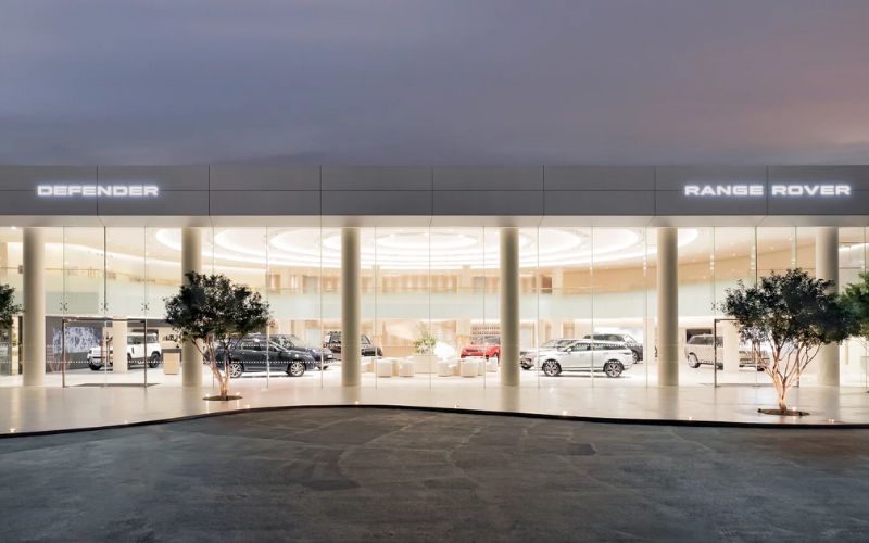 Diện mạo bên ngoài showroom sang trọng gây ấn tượng tốt cho đối tác