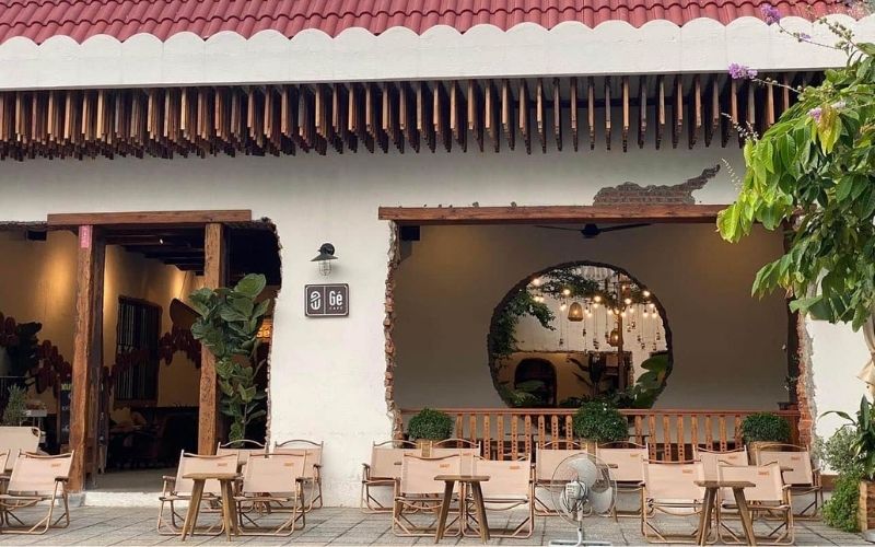 Không gian quán cafe mở mang lại cảm giác thoải mái, tươi mát