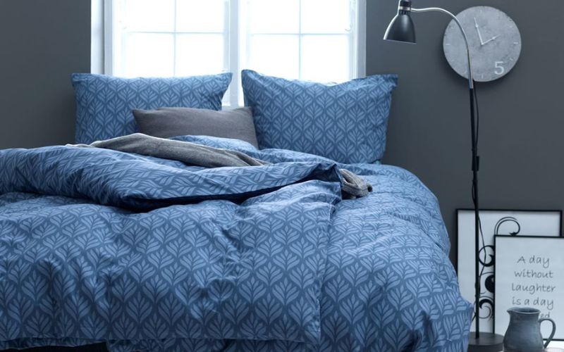 Phối tường màu xám khói cùng nội thất xanh mang đến cảm giác tươi mới cho phòng ngủ