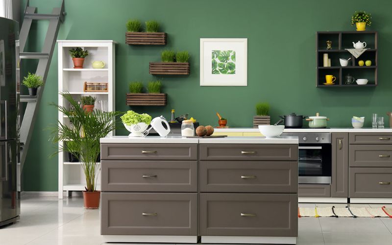 Phòng bếp sơn màu xanh rêu đơn giản