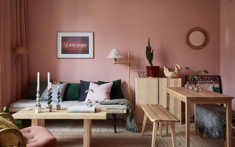 Sơn tường màu hồng nổi bật nội thất gỗ