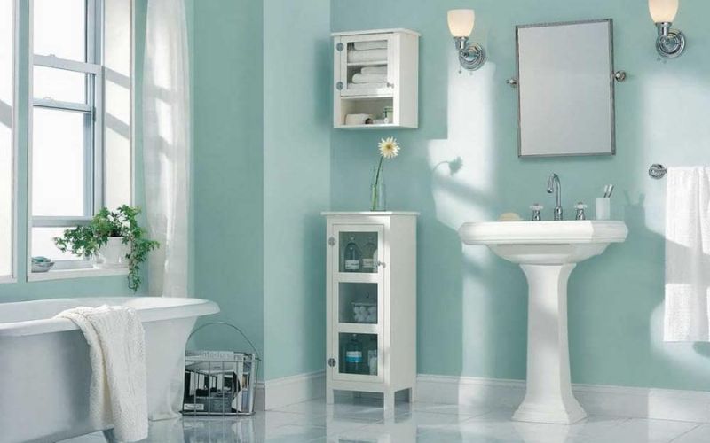 Sơn màu xanh ngọc giúp phòng tắm sạch sẽ và sáng sủa hơn