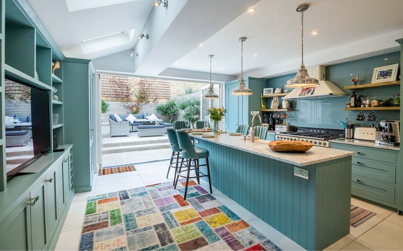 Sơn màu xanh ngọc phòng bếp tạo cảm giác thoáng đãng