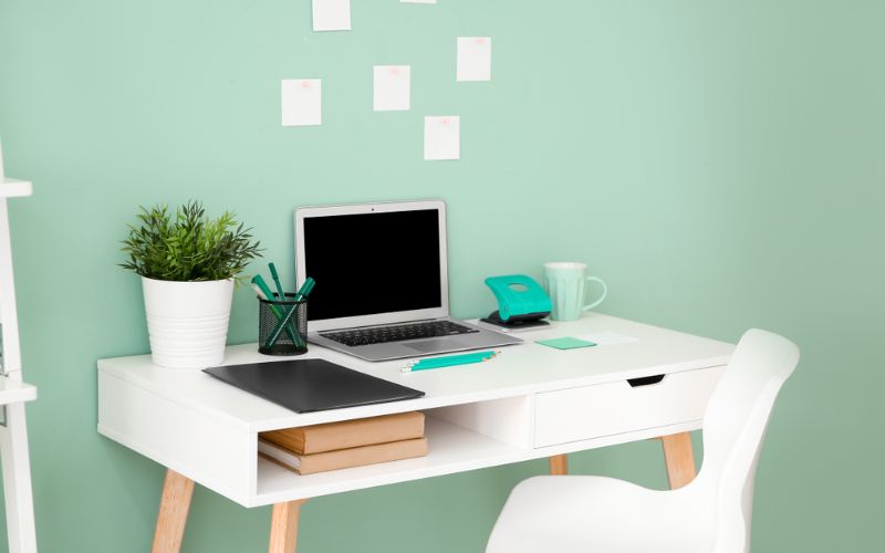 Sơn tường màu xanh ngọc mang đến cảm giác yên bình, dễ dàng tập trung làm việc